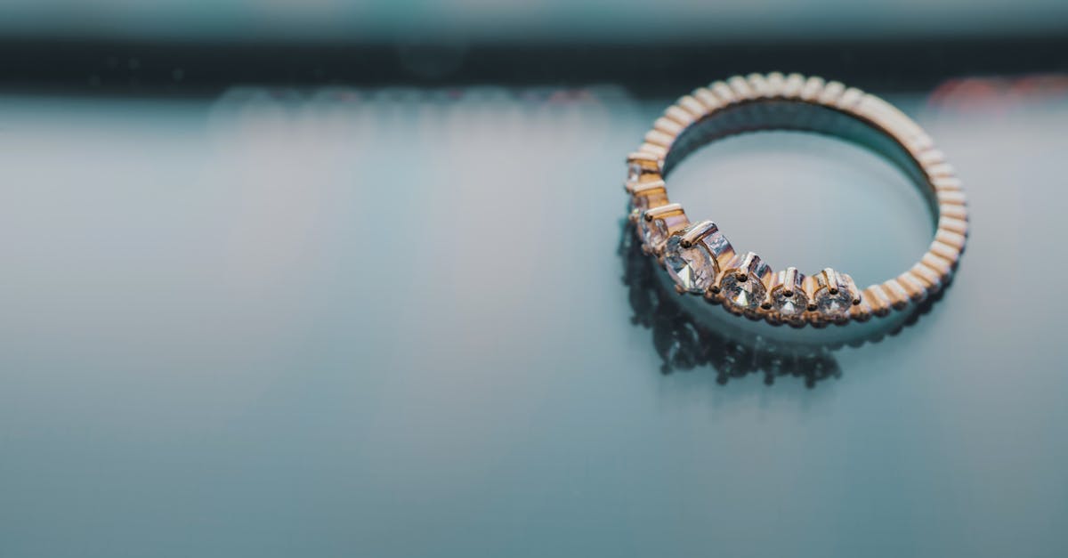 Pave Engagement Rings: Adding a Touch of Glamour to Your Proposal